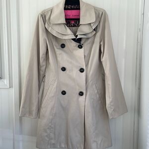 BETSEY JOHNSON women’s beige ruffle collar double breasted trench coat no belt S